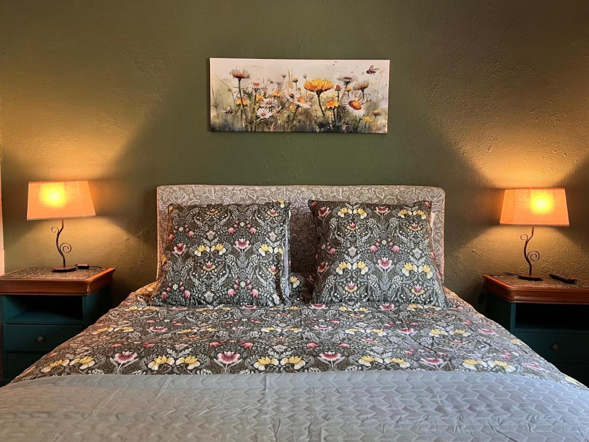 Les Trois Fenetres Bed & Breakfast Beauficel Exterior photo